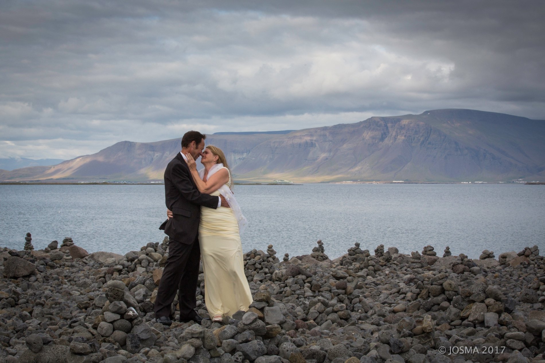 Flitterwochen photoshoot in Iceland