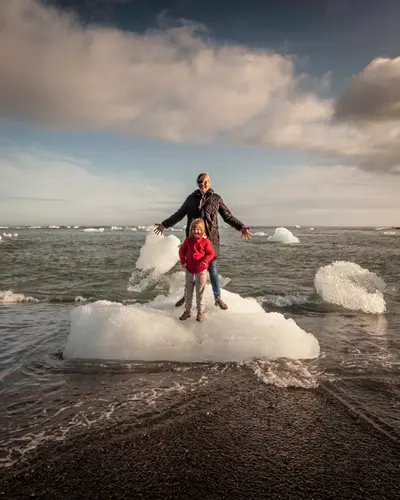 Family photoshoot on Diamond Beach by Johann K
