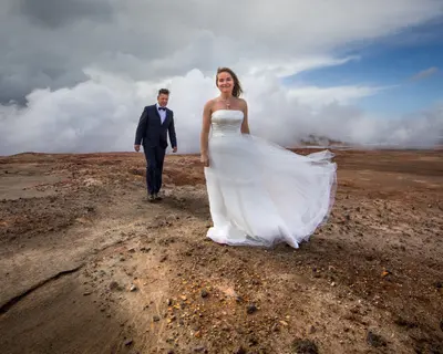 Elopement photoshoot on the Reykjanes Peninsula by Johann K