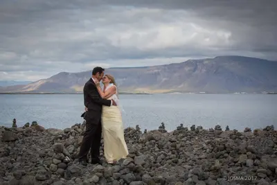 Honeymoon photoshoot in Reykjavík by Johann K