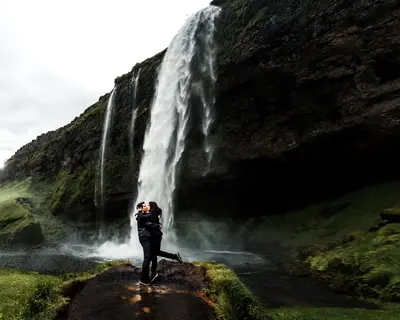 Engagement photoshoot in Seljalandsfoss by Misha M