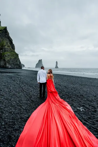 Couples photoshoot in Reynisfjara by Misha M