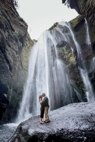Couples photoshoot in Seljalandsfoss by Misha M