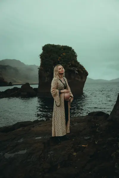 Maternity photoshoot on the Reykjanes Peninsula by Lisa N