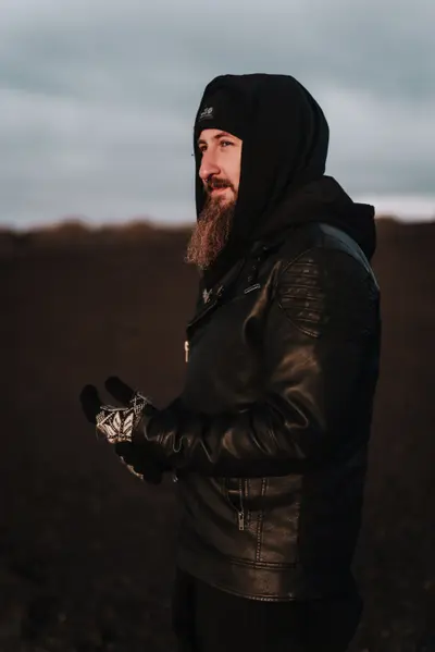 Solo Portrait photoshoot on the Reykjanes Peninsula by Lisa N