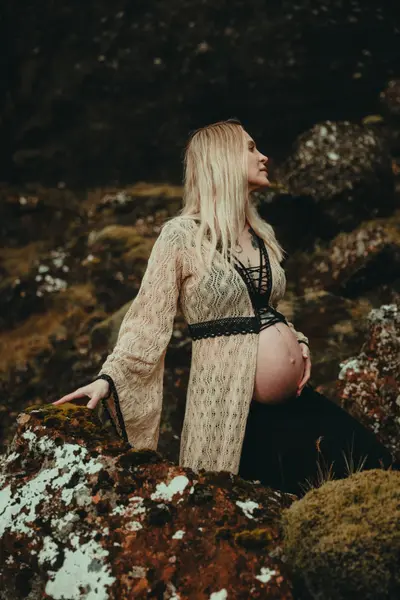 Maternity photoshoot on the Reykjanes Peninsula by Lisa N